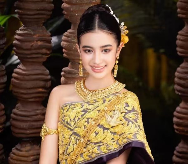 前海吉安 央视带柬埔寨珍娜公主逛无锡！小笼爆汁笑出梨涡，泥人抹脸萌翻了